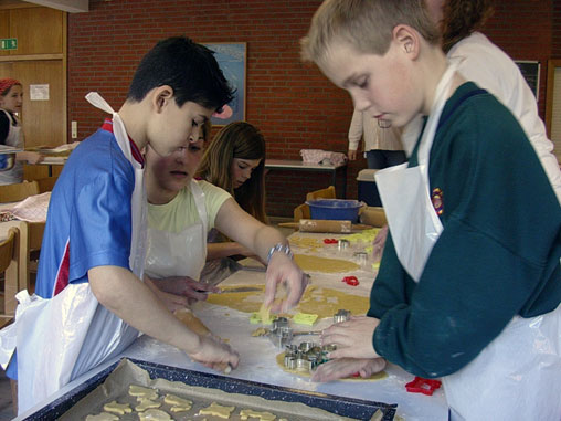 Kinder beim Backen